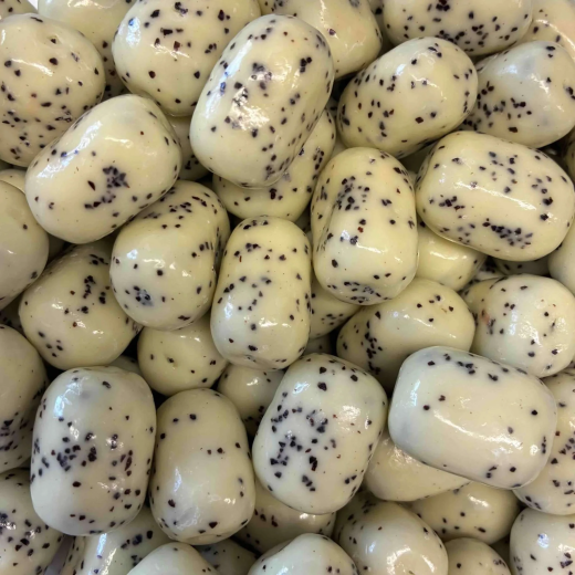 Lakritsstubbe, weiße Schoko mit Lakritzcrisp und Lakritzkern Lakritsstubbe, weiße Schoko mit Lakritzcrisp und Lakritzkern